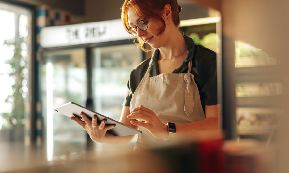 store-clerk-tablet-01